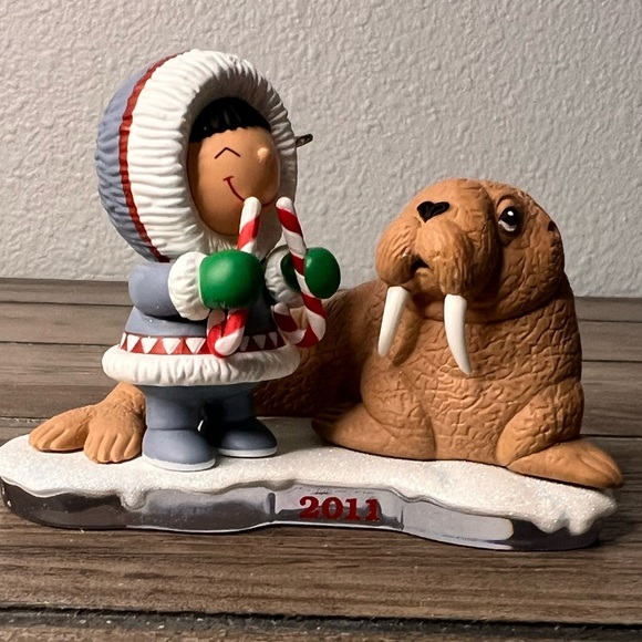 Hallmark NEW 2011 Christmas Ornament “Frosty Friends” is the 32nd in the series - Picture 3 of 10